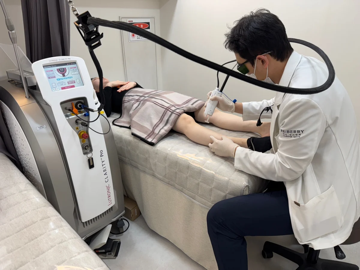 Dr. Baek consulting with international patient at RE:BERRY Myeongdong